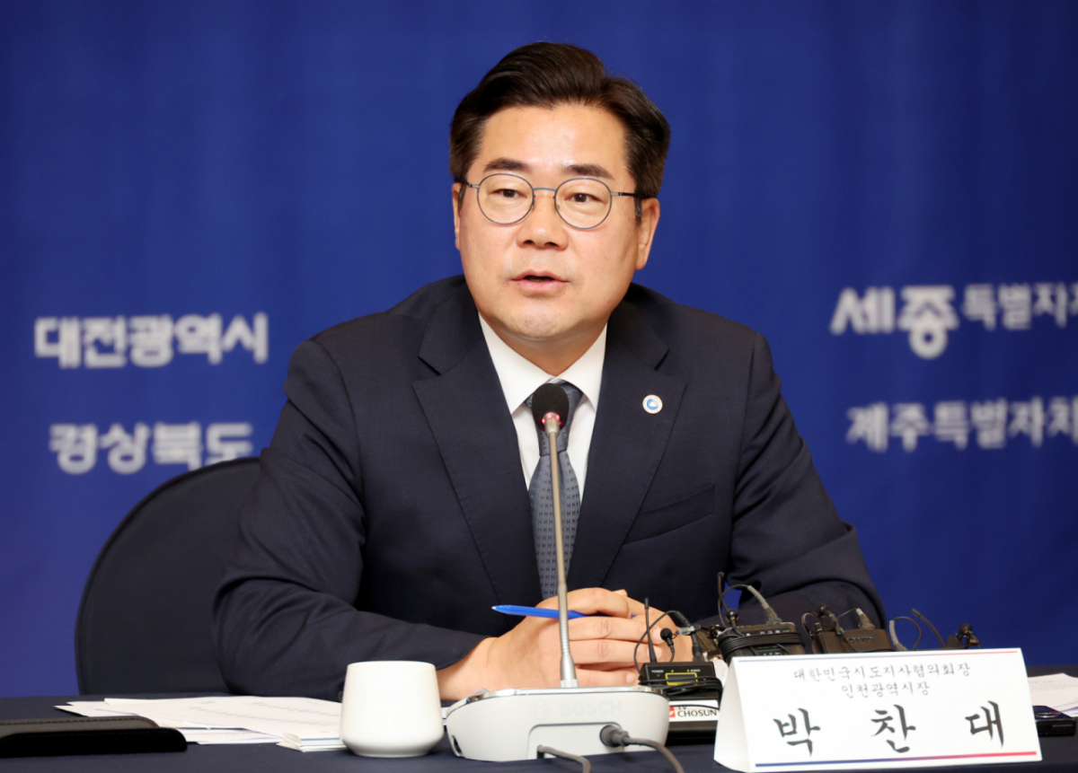 박찬대 대한민국시도지사협의회장이 19일 오전 서울 중구 한국프레스센터에서 열린 대한민국시도지사협의회장 기자간담회에서 취재진 질문에 답변하고 있다./사진=뉴시스