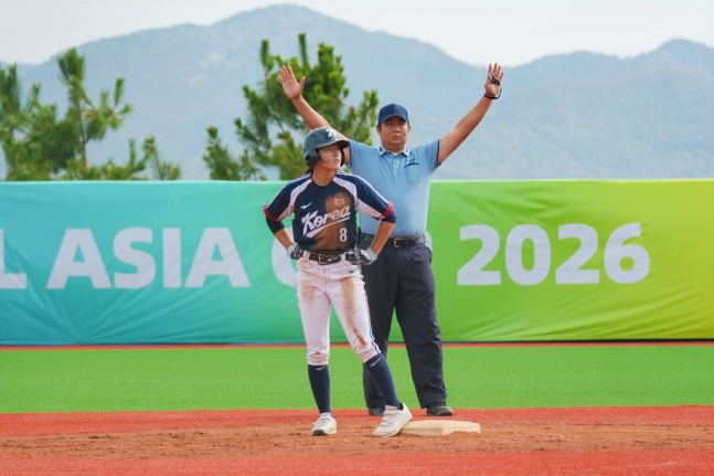 한국 U-15 소프트볼 대표팀 조유주가 17일 대회 싱가포르전에서 4회말 2타점 적시타를 치고 출루했다. /사진=KBSA 제공