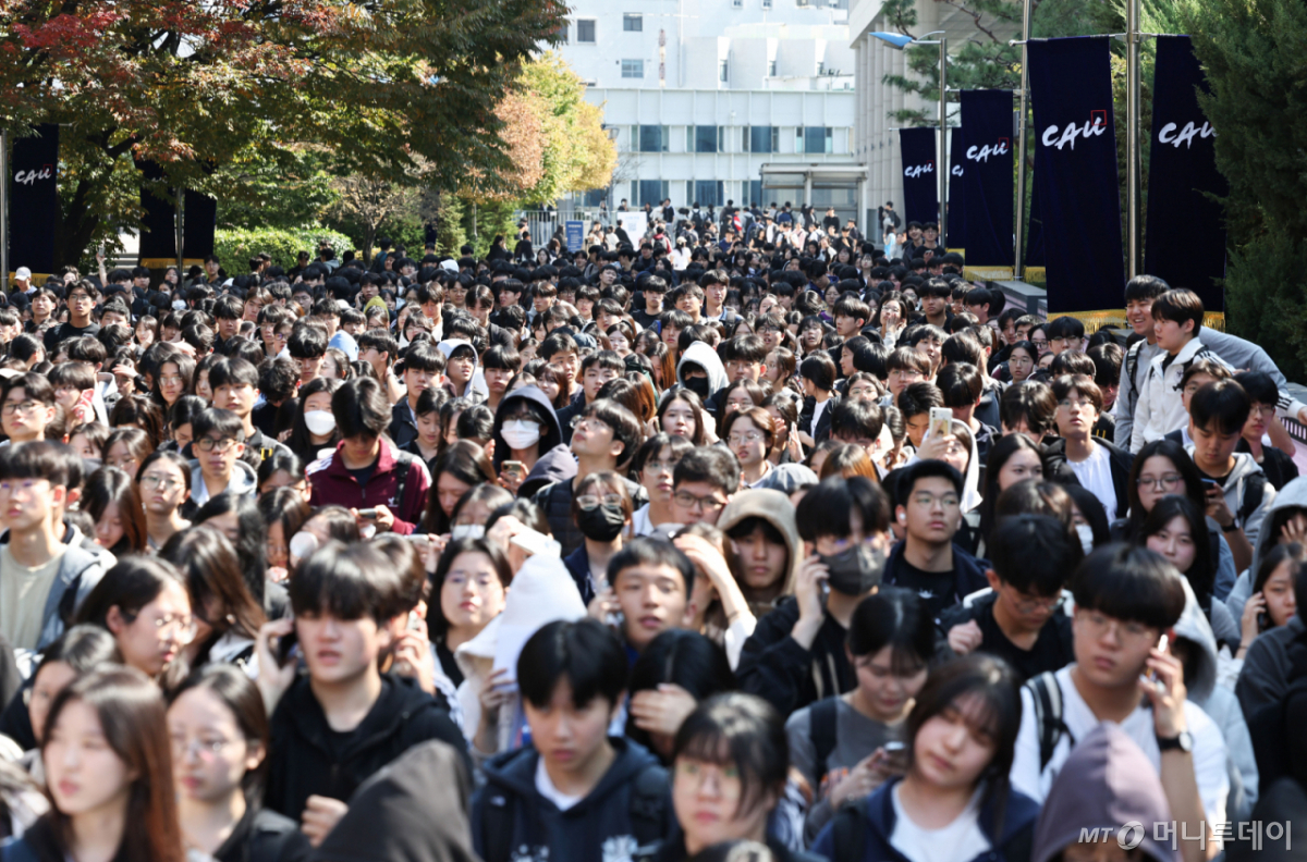 (서울=뉴스1) 이종수 기자 = 11일 서울 동작구 중앙대학교 서울캠퍼스에서 2027학년도 수시모집 논술고사를 마친 수험생들이 학교를 나서고 있다. 2026.10.11/뉴스1 Copyright © 뉴스1. All rights reserved. 무단 전재 및 재배포, AI학습 이용 금지. /사진=(서울=뉴스1) 이종수 기자