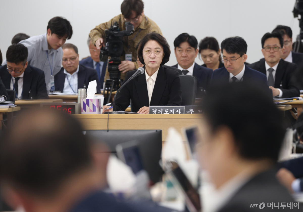 (수원=뉴스1) 김영운 기자 = 추미애 경기도지사가 19일 경기 수원시 영통구 경기도청에서 열린 국회 국토교통위원회의 경기도에 대한 국정감사에서 의원 질의를 경청하고 있다. 2026.10.19/뉴스1 Copyright © 뉴스1. All rights reserved. 무단 전재 및 재배포, AI학습 이용 금지. /사진=(수원=뉴스1) 김영운 기자