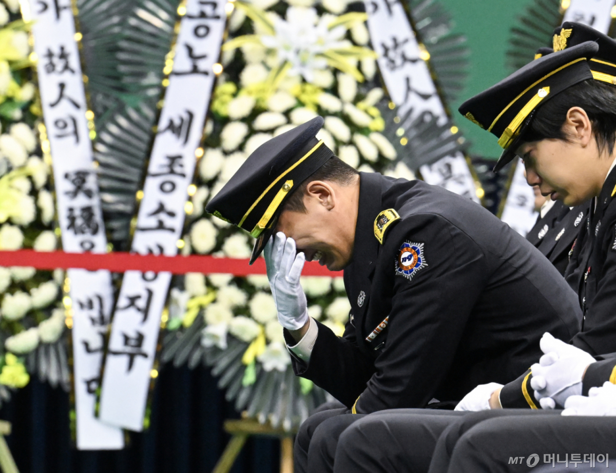19일 경기도 부천시 원미구 부천실내체육관에서 열린 김진석 소방위 영결식에서 한 소방대원이 김 소방위 부천소방서 동료의 조사를 들으며 오열하고 있다. /조현호 기자 /사진=조현호