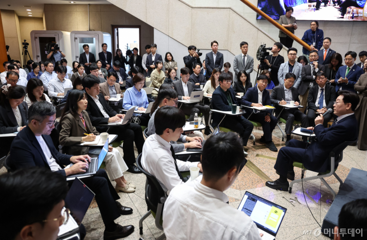 (서울=뉴스1) 이재명 기자 = 이재명 대통령이 19일 청와대 춘추관을 찾아 취재진과 간담회를 하고 있다. (청와대통신사진기자단) 2026.10.19/뉴스1 Copyright © 뉴스1. All rights reserved. 무단 전재 및 재배포, AI학습 이용 금지. /사진=(서울=뉴스1) 이재명 기자