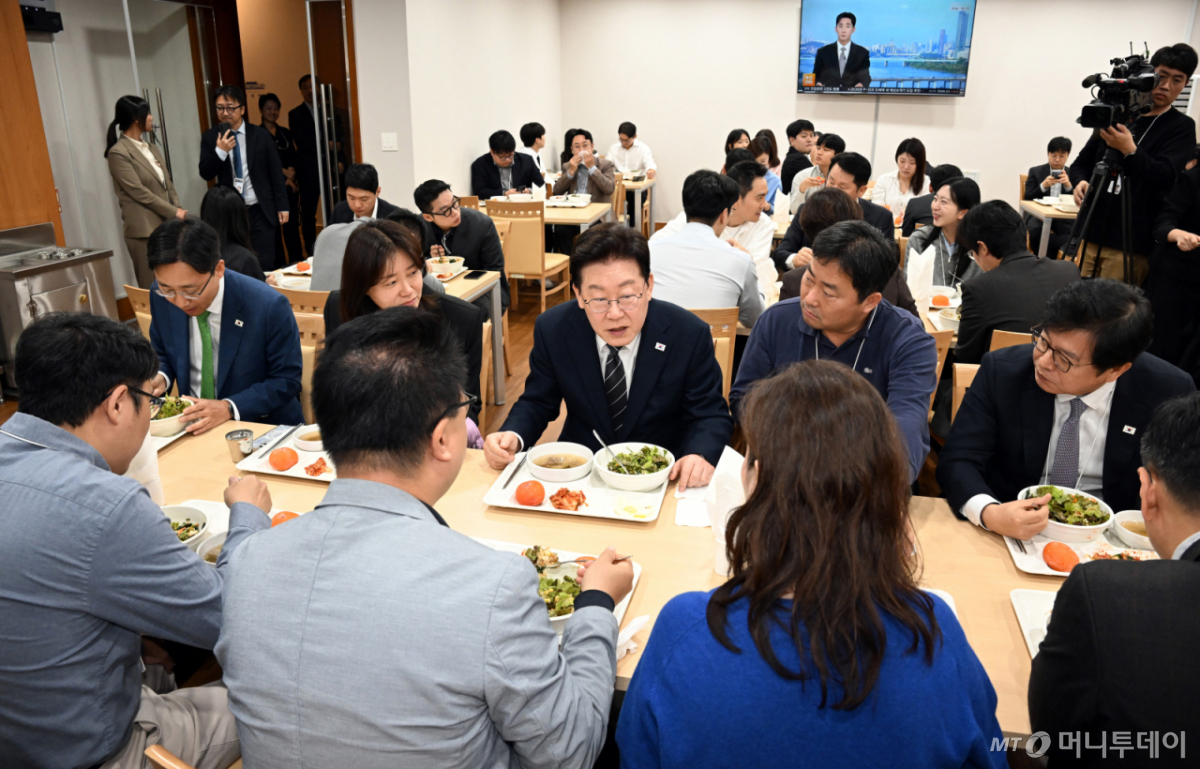 [서울=뉴시스] 조성봉 기자 = 이재명 대통령이 19일 청와대 춘추관 식당을 방문해 기자들과 오찬을 하고 있다. 2026.10.19. suncho21@newsis.com /사진=조성봉