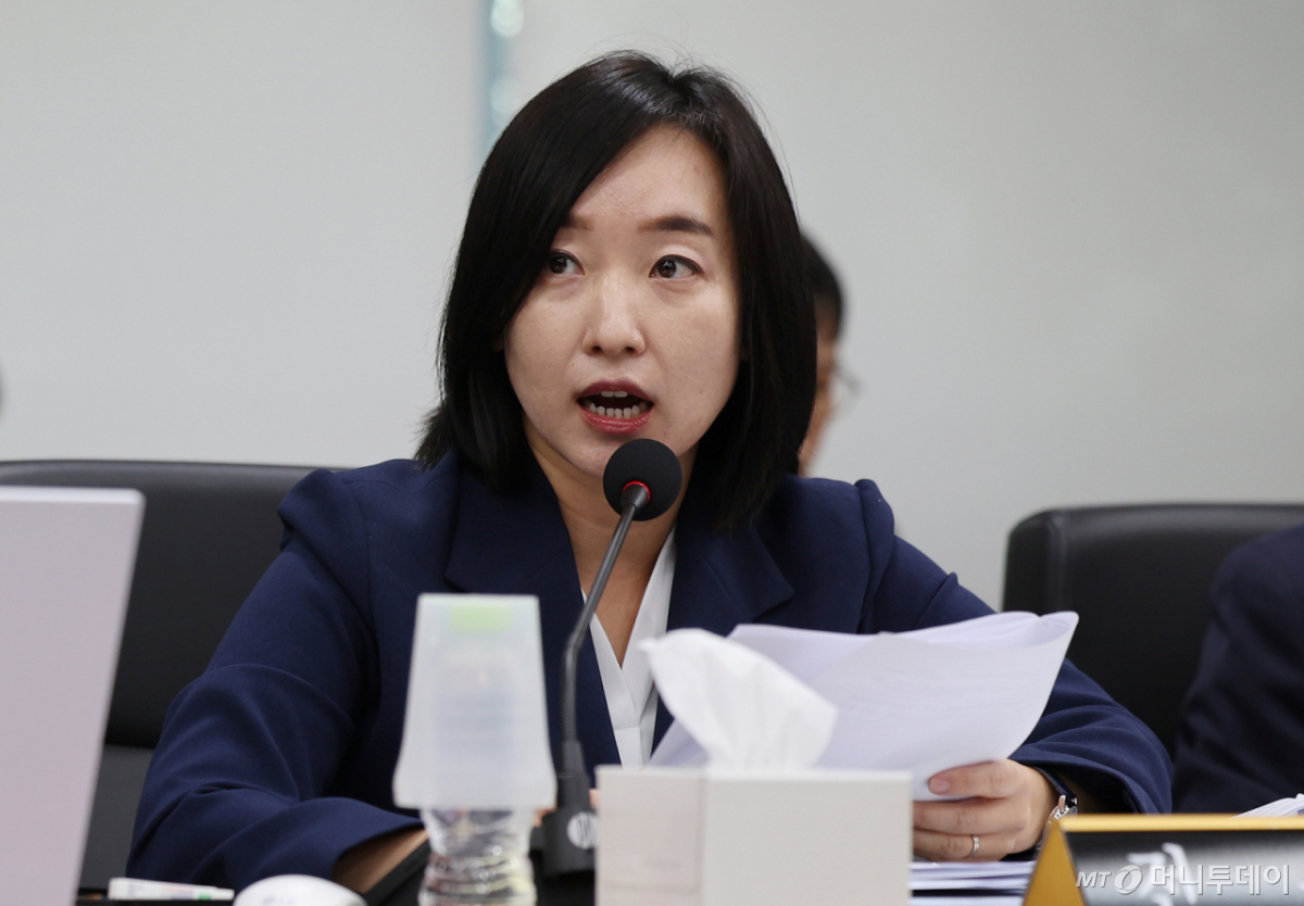 (대구=뉴스1) 공정식 기자 = 전은수 더불어민주당 의원이 19일 대구 동구 한국가스공사 본사에서 열린 2026년도 국회 산자중기위원회의 한국가스공사, 한국석유공사, 강원랜드, 대한석탄공사, 한국가스기술공사, 한국가스안전공사, 한국석유관리원, 한국광해광업공단 등 8개 공공기관에 대한 국정감사에서 질의하고 있다. 2026.10.19/뉴스1 Copyright © 뉴스1. All rights reserved. 무단 전재 및 재배포, AI학습 이용 금지. /사진=(대구=뉴스1) 공정식 기자