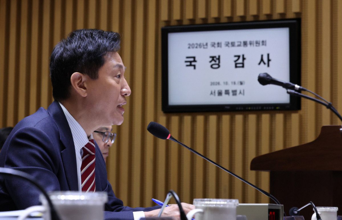 오세훈 서울시장이 19일 서울 중구 서울시청에서 열린 국회 국토교통위원회의 서울시 국정감사에서 의원 질의에 답변하고 있다. /사진=(서울=뉴스1) 박지혜 기자