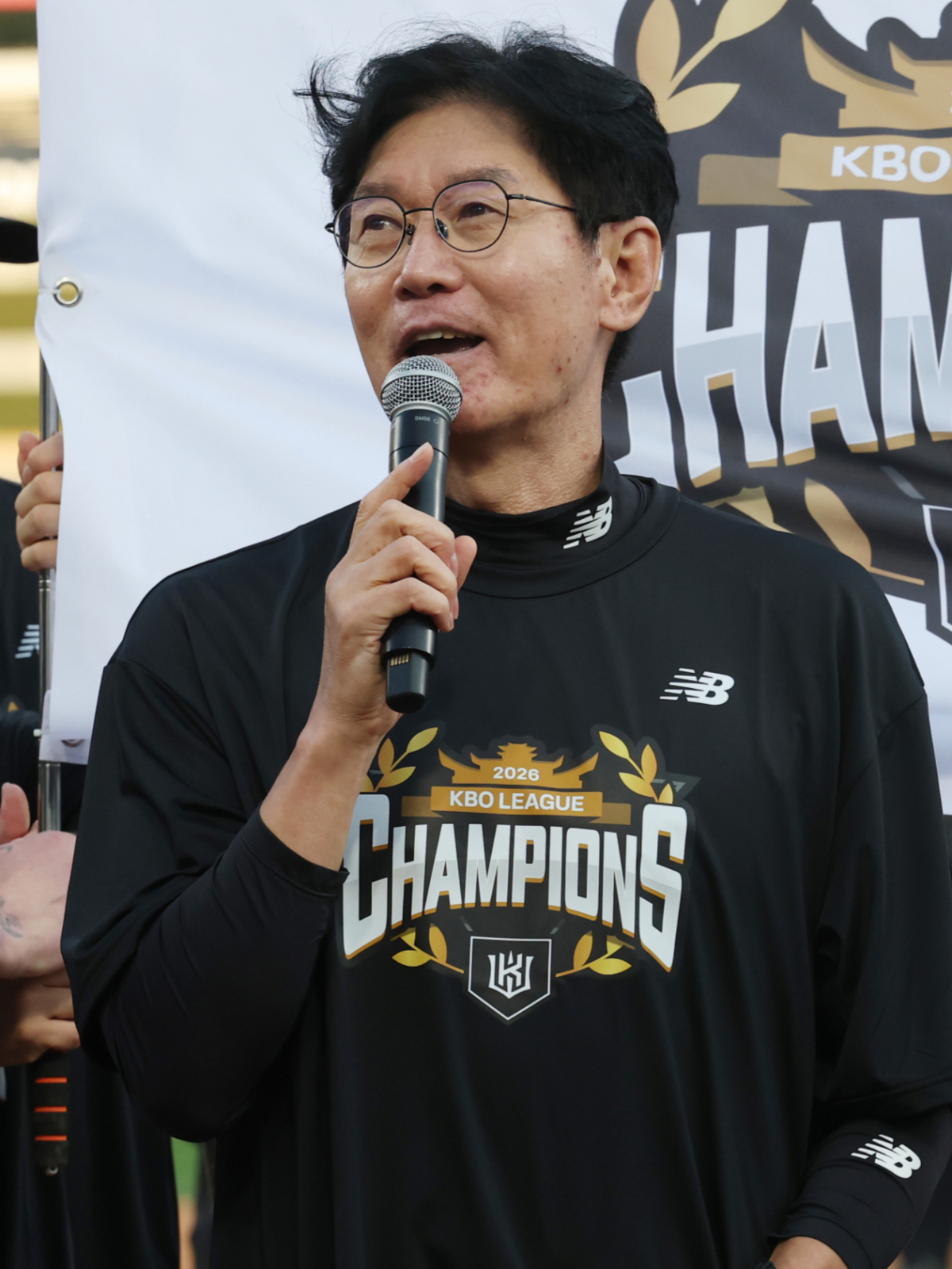 kt위즈 이강철 감독이 지난 5일 오후 경기 수원시 장안구 kt위즈파크에서 열린 '2026 신한 SOL 뱅크 KBO리그' 롯데 자이언츠와 KT 위즈의 경기 종료 후 정규시즌 우승 소감을 밝히고 있다./사진=뉴스1