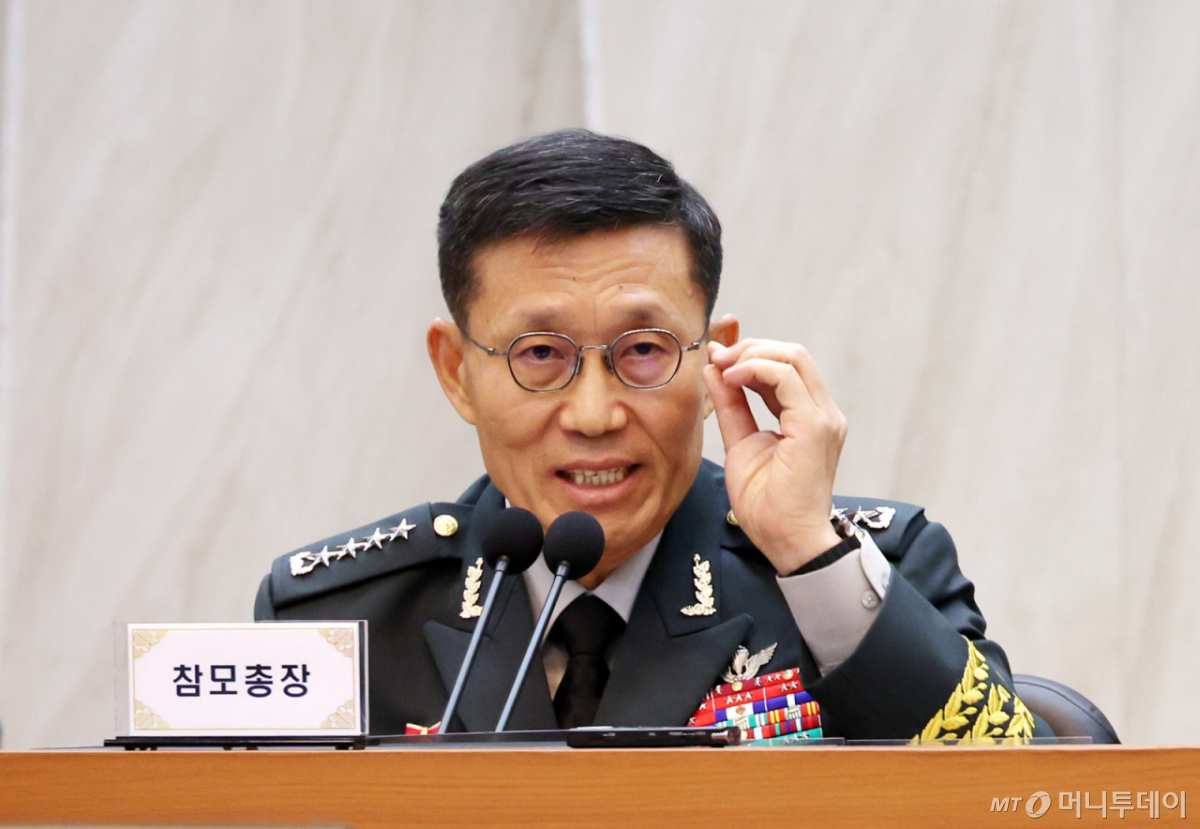 [계룡=뉴시스] 배훈식 기자 = 김규하 육군참모총장이 19일 오전 충남 계룡시 계룡대에서 열린 국회 국방위원회의 육군본부 등에 대한 국정감사에서 질의에 답하고 있다. 2026.10.19.