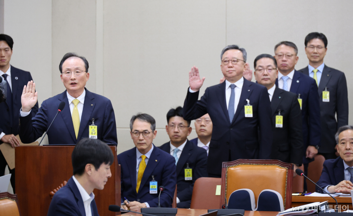 (서울=뉴스1) 신웅수 기자 = 이환주 KB국민은행장을 비롯한 5대 은행장이 19일 서울 여의도 국회에서 열린 정무위원회의 금융감독원 등에 대한 국정감사에서 증인 선서를 하고 있다. 2026.10.19/뉴스1 Copyright © 뉴스1. All rights reserved. 무단 전재 및 재배포, AI학습 이용 금지. /사진=(서울=뉴스1) 신웅수 기자
