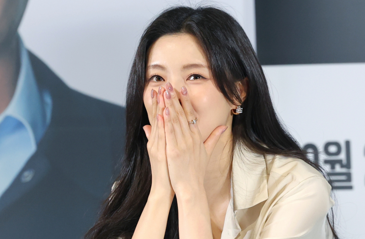 이선빈은 극 중 지방대 출신의 국어 교사 맹보람 역을 맡았다. 그는 캐릭터의 소탈한 면모를 살리기 위해 극 중 화장기 없는 얼굴과 수수한 차림으로 등장한다. 사진은 배우 이선빈. /사진=뉴스1