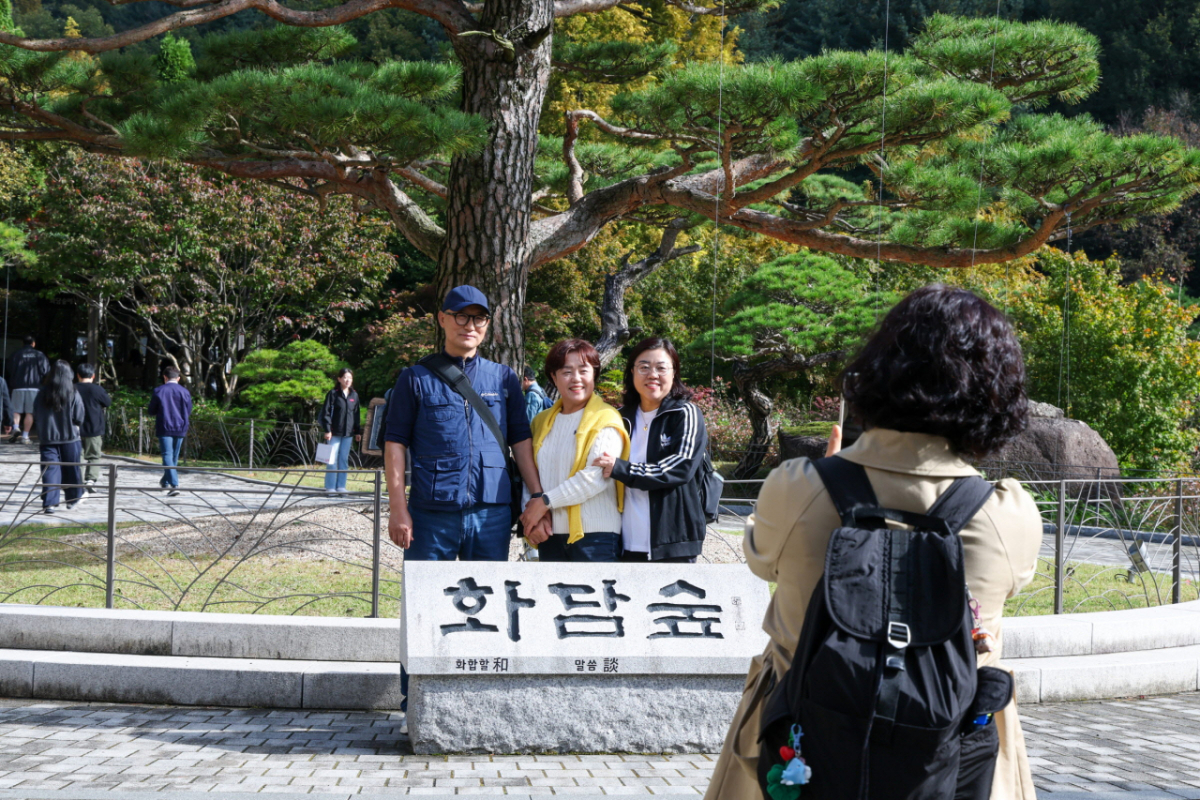 19일 경기도 광주시 화담숲 장기고객 초청행사에 참석한 LG유플러스 고객들이 기념사진을 찍으며 즐기고 있는 모습./사진 제공=LG유플러스