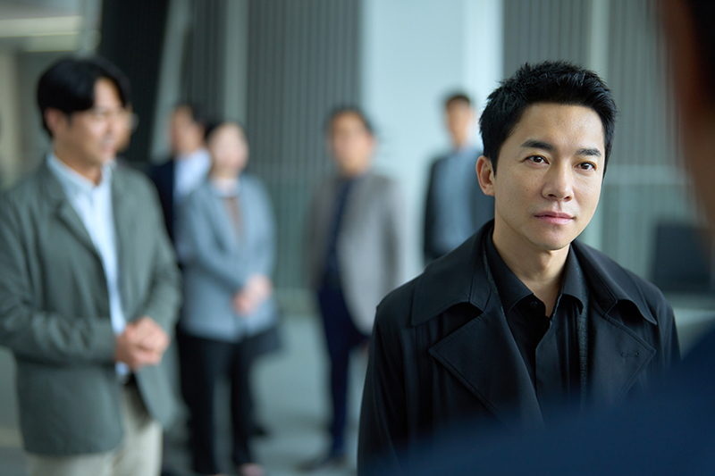 수능 검토위원장 박경태 역의 김영민 역시 빼놓을 수 없다. 극 중반에 등장하지만 존재감은 압도적이다. 자칫 극의 흐름이 느슨해질 수 있는 시점에 등장해 웃음과 반전을 더한다. 영화 '수능, 출제의 비밀' 보도스틸. /사진=바이포엠스튜디오 제공