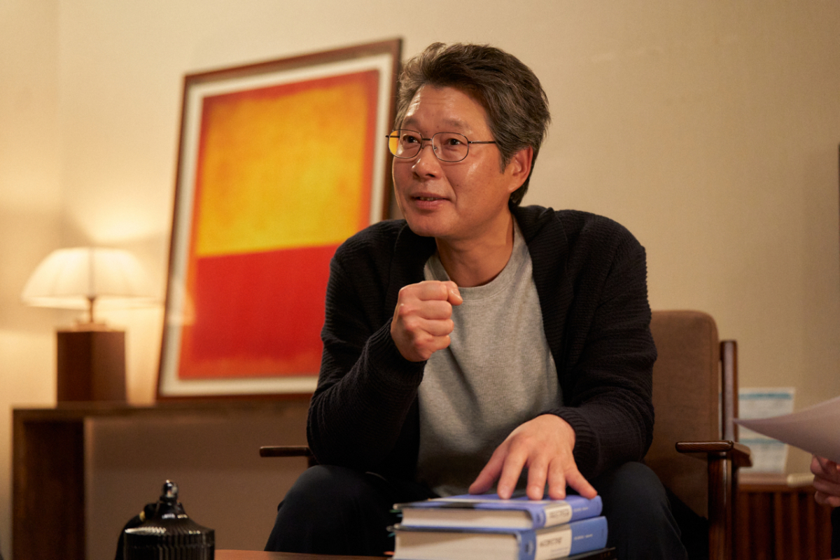 관객들은 익숙하면서도 민감한 소재인 수능을 두고 함께 웃고, 영화가 끝난 뒤에도 이야기를 나눌 수 있다. 여기에 배우들의 안정적인 연기까지 더해져 극장에서 부담 없이 즐기기 좋은 영화로 완성됐다. 영화 '수능, 출제의 비밀' 보도스틸. /사진=바이포엠스튜디오 제공