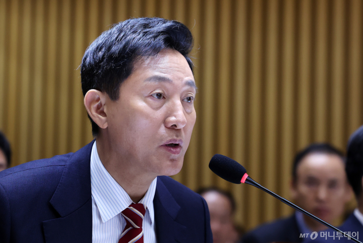 (오세훈 서울시장이 19일 서울 중구 서울시청에서 열린 국회 국토교통위원회의 서울시 국정감사에서 의원 질의에 답변하고 있다. /사진=뉴스1