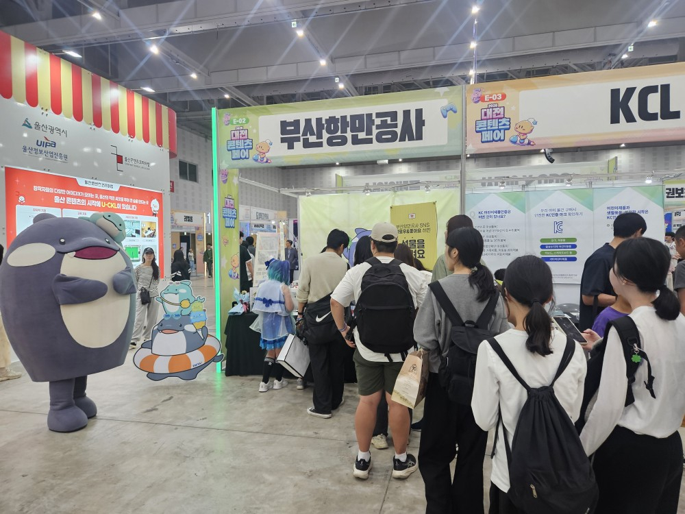 BPA 공식 캐릭터 해범이와 뿌뿌가 공공 캐릭터 페스티벌 홍보부스에서 홍보활동을 하고 있다./사진제공=BPA