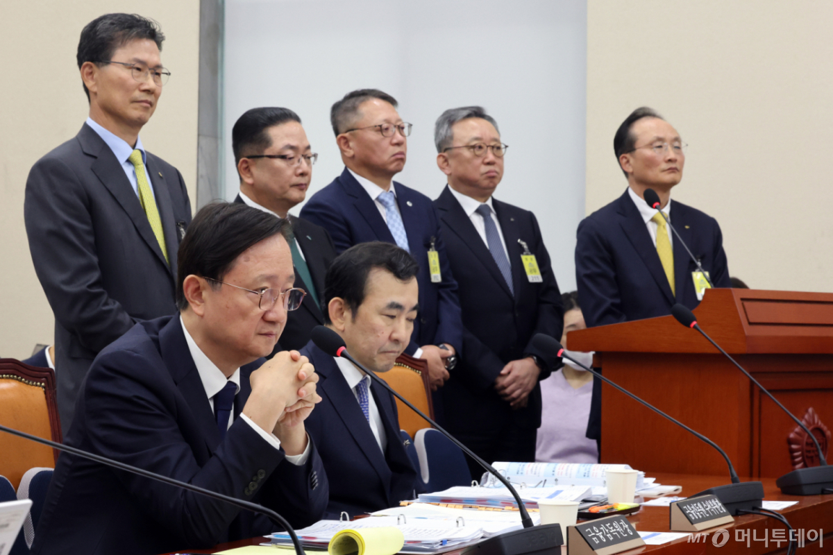 (Seoul=NEWS1) Reporter Hwang Ki-sun = Financial Supervisory Service Commissioner Lee Chan-jin and the heads of the five major banks listen to questions from lawmakers during the National Assembly's audit of the Financial Supervisory Service and other agencies, held at the Political Affairs Committee in Seoul Yeouido on the 19th. From left in the back row: Kang Tae-young, head of NH NongHyup Bank; Lee Ho-seong, head of Hana Bank; Jeong Jin-wan, head of Woori Bank; Jeong Sang-hyeok, head of Shinhan Bank; and Lee Hwan-ju, head of KB Kookmin Bank. October 19, 2026/NEWS1 Copyright © NEWS1. All rights reserved. Unauthorized reproduction and redistribution, as well as use for AI learning, are prohibited. /Photo=NEWS1) Reporter Hwang Ki-sun