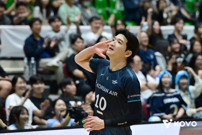 대한항공 정지석이 19일 여수 진남체육관에서 열린 대전 삼성화재와 2026 여수·NH농협컵 프로배구대회(KOVO컵) 조별리그 A조 1차전에서 득점 후 기뻐하고 있다. /사진=KOVO 제공
