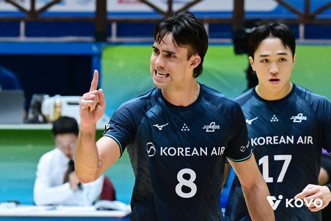 대한항공 새 외국인 선수 케트진스키(왼쪽)가 19일 여수 진남체육관에서 열린 대전 삼성화재와 2026 여수·NH농협컵 프로배구대회(KOVO컵) 조별리그 A조 1차전에서 득점 후 기뻐하고 있다. /사진=KOVO 제공