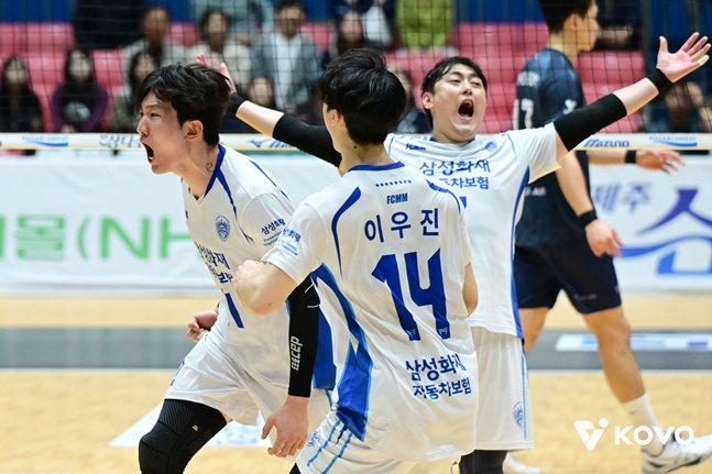대전 삼성화재 유광우(오른쪽)가 19일 여수 진남체육관에서 열린 인천 대한항공과 2026 여수·NH농협컵 프로배구대회(KOVO컵) 조별리그 A조 1차전에서 득점 후 팀 동료들과 함께 기뻐하고 있다. /사진=KOVO 제공