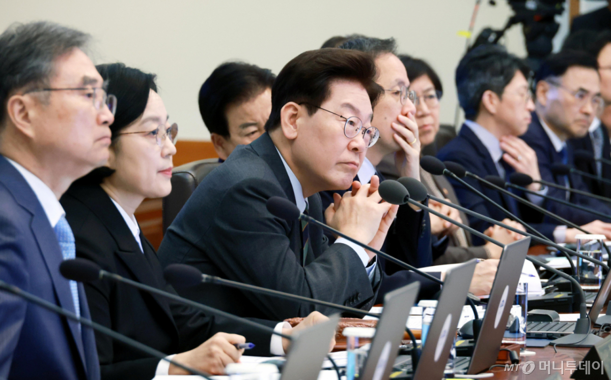 이재명 대통령이 20일 청와대에서 열린 국무회의에서 업무 보고를 듣고 있다. 2026.10.20. /사진=