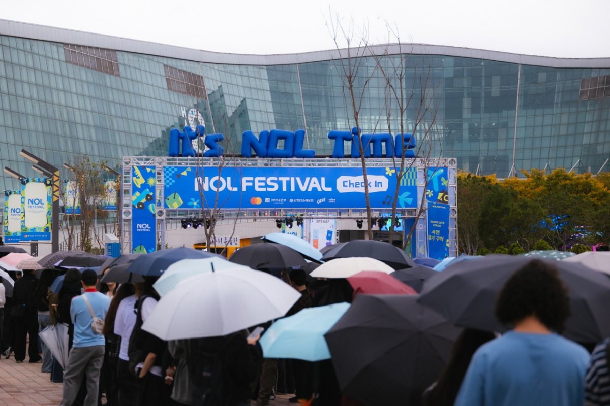 18일 경기 고양시 킨텍스 제2전시장에서 열린 ‘NOL FESTIVAL 2026’에 입장하기 위해 관람객들이 궂은 날씨에도 긴 대기 줄을 이루고 있다. /사진제공=놀유니버스