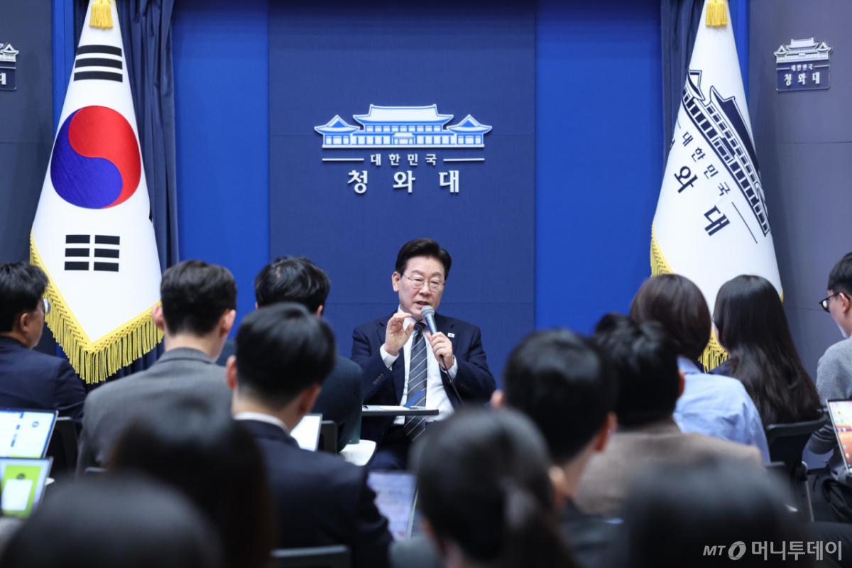 (서울=뉴스1) 이재명 기자 = 이재명 대통령이 19일 청와대 춘추관을 찾아 취재진과 간담회를 하고 있다. (청와대통신사진기자단) 2026.10.19/뉴스1 Copyright © 뉴스1. All rights reserved. 무단 전재 및 재배포, AI학습 이용 금지. /사진=(서울=뉴스1) 이재명 기자