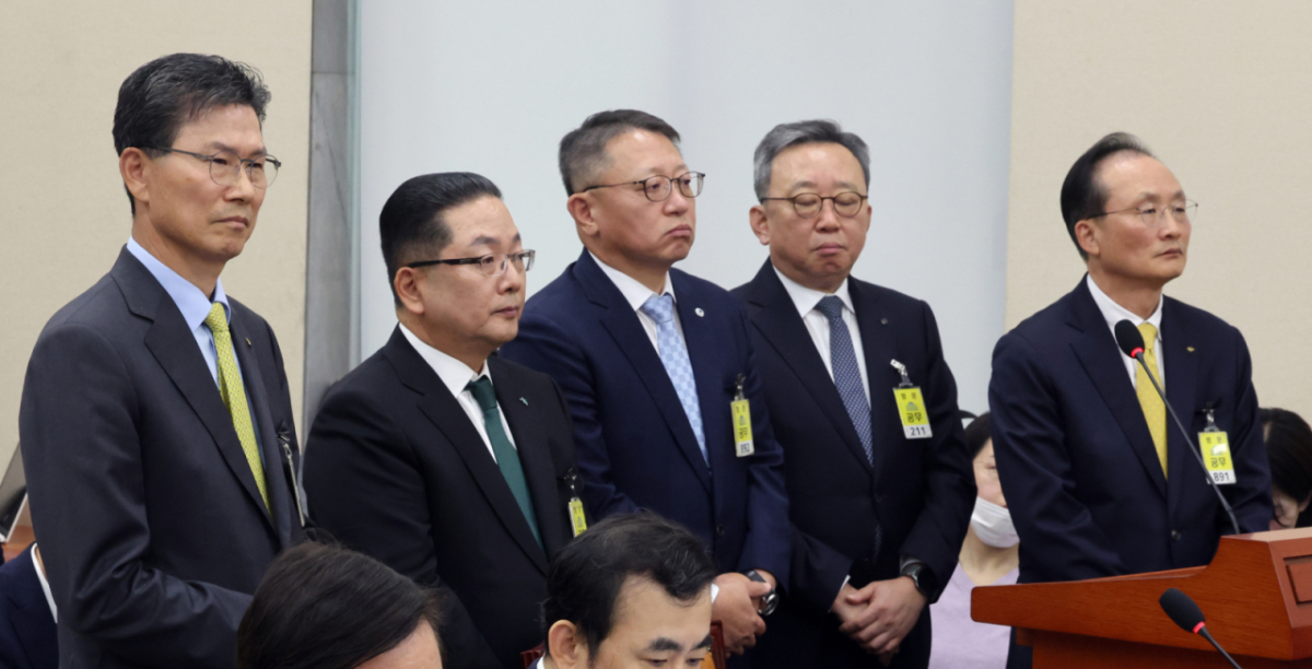 이환주 KB국민은행장과 정상혁 신한은행장, 이호성 하나은행장, 정진완 우리은행장, 강태영 NH농협은행장이 19일 서울 여의도 국회 정무위원회의에서 열린 금융감독원 등에 대한 국정감사에서 의원 질의를 경청하고 있다. /사진=뉴스1