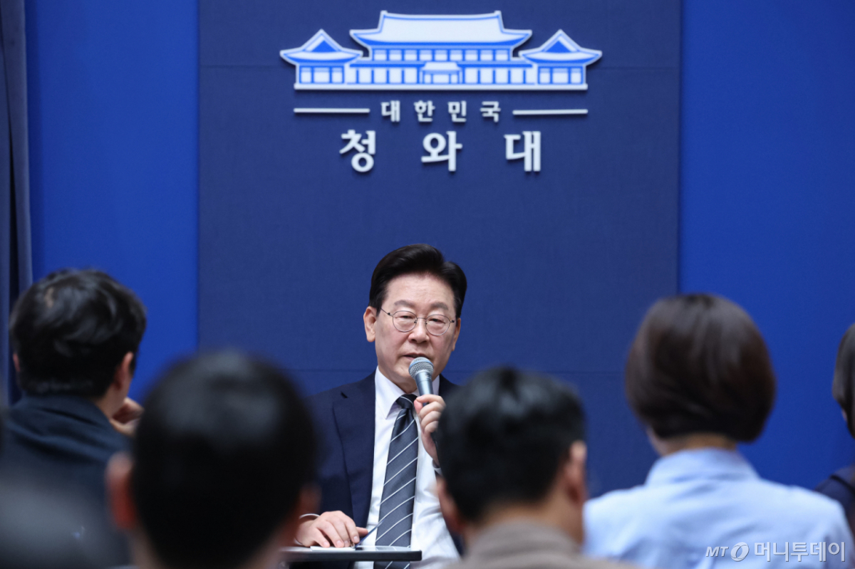(서울=뉴스1) 이재명 기자 = 이재명 대통령이 19일 청와대 춘추관을 찾아 취재진과 간담회를 하고 있다. (청와대통신사진기자단) 2026.10.19/뉴스1 Copyright © 뉴스1. All rights reserved. 무단 전재 및 재배포, AI학습 이용 금지. /사진=(서울=뉴스1) 이재명 기자