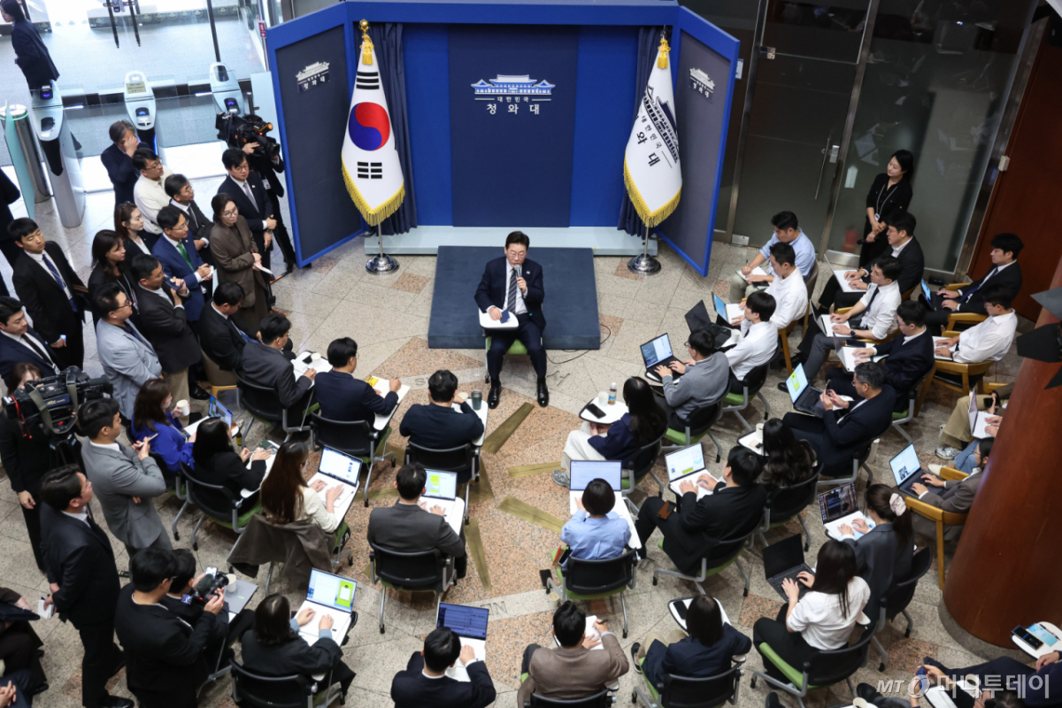 (서울=뉴스1) 이재명 기자 = 이재명 대통령이 19일 청와대 춘추관을 찾아 취재진과 간담회를 하고 있다. (청와대통신사진기자단) 2026.10.19/뉴스1 Copyright © 뉴스1. All rights reserved. 무단 전재 및 재배포, AI학습 이용 금지. /사진=(서울=뉴스1) 이재명 기자