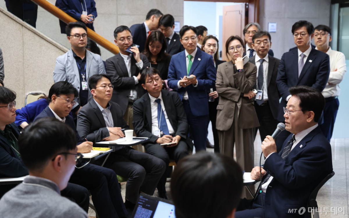 (서울=뉴스1) 이재명 기자 = 이재명 대통령이 19일 청와대 춘추관을 찾아 취재진과 간담회를 하고 있다. (청와대통신사진기자단) 2026.10.19/뉴스1  Copyright © 뉴스1. All rights reserved. 무단 전재 및 재배포,  AI학습 이용 금지. /사진=(서울=뉴스1) 이재명 기자