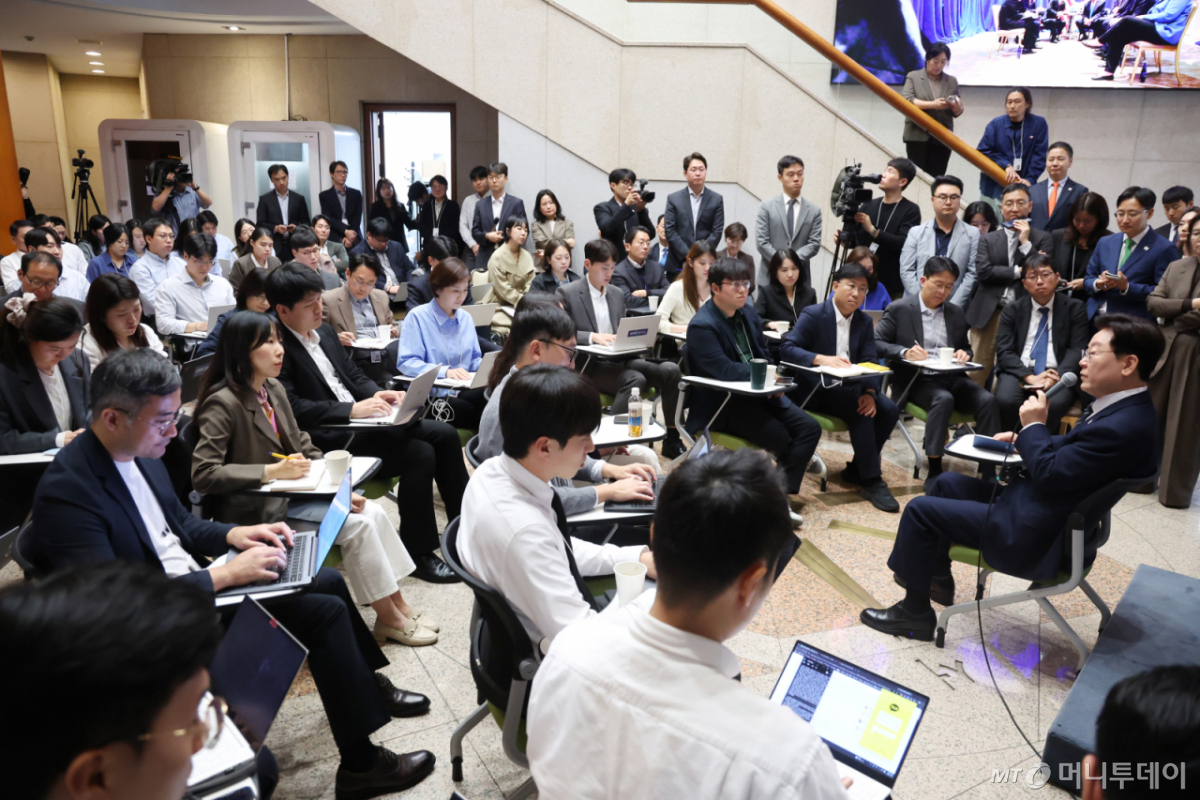 [서울=뉴시스] 조성봉 기자 = 이재명 대통령이 19일 청와대 춘추관을 방문해 기자들과 간담회를 하고 있다. 2026.10.19. suncho21@newsis.com /사진=