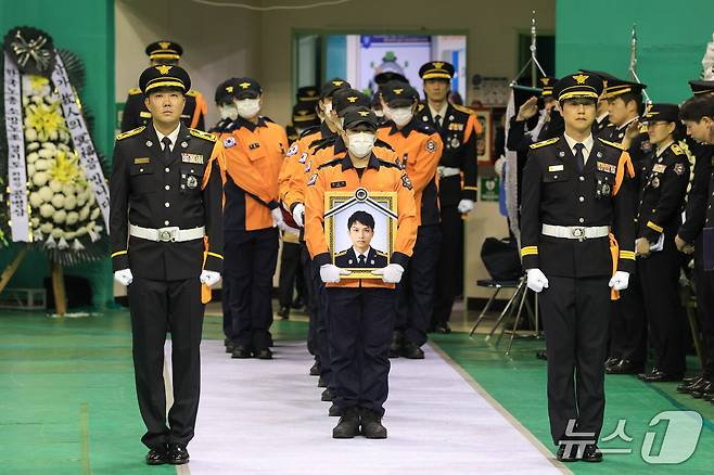 19일 경기도 부천 원미구 부천체육관에 고(故) 김진석 소방위의 영결식이 엄수되고 있다. 고 김 소방위는 지난 16일 부천의 한 공장에서 발생한 화재를 진압하기 위해 가장 먼저 현장에 투입된 소방대원 중 한 명이다. (공동취재) 2026.10.19 ⓒ 뉴스1 구윤성 기자