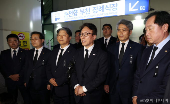  김민석 더불어민주당 대표가 18일 경기 부천시 순천향대학교 부천병원 장례식장에 마련된 부천 공장 화재 순직 소방관의 빈소 조문을 마치고 나와 발언하고 있다. /사진=뉴시스