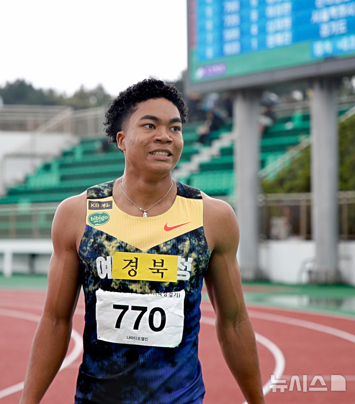 19일 제주 서귀포시 강창학경기장에서 열린 제107회 전국체육대회 육상 남자 200m 결승에서 나마디 조엘진이 1위를 차지한 후 밝은 표정을 짓고 있다. /사진=뉴시스