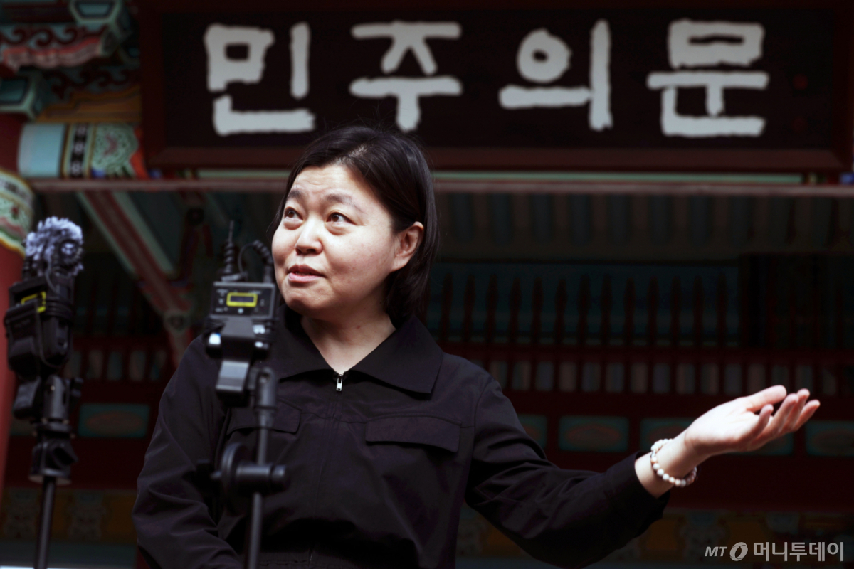 (광주=뉴스1) 조수민 기자 = 임은정 광주중수청장이 16일 오전 전남광주 북구 국립5·18민주묘지를 찾아 헌화 및 분향을 마친 뒤 민주의 문 앞에서 취재진 질문에 답하고 있다. 2026.10.16/뉴스1 Copyright © 뉴스1. All rights reserved. 무단 전재 및 재배포, AI학습 이용 금지. /사진=(광주=뉴스1) 조수민 기자