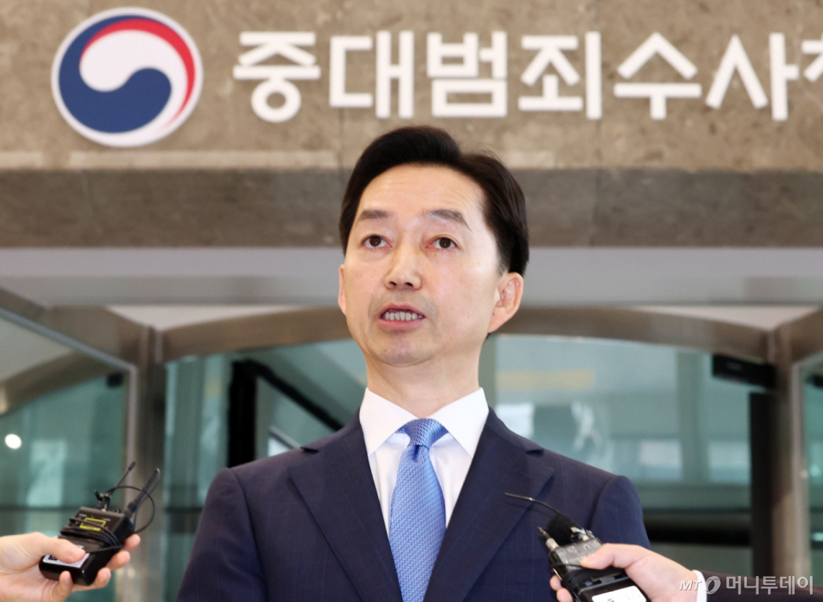 김지용 초대 중대범죄수사청장이 19일 서울 중구 중수청으로 출근하며 도어스테핑을 하고 있다. /사진=뉴스1