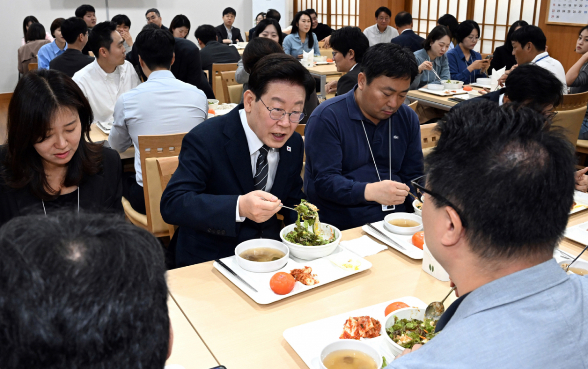 이재명 대통령이 19일 청와대 춘추관 식당을 방문해 기자들과 오찬을 하고 있다. /사진=뉴시스