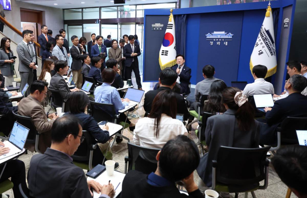 이재명 대통령이 19일 청와대 춘추관을 방문해 기자들과 간담회를 하고 있다. /사진=뉴시스