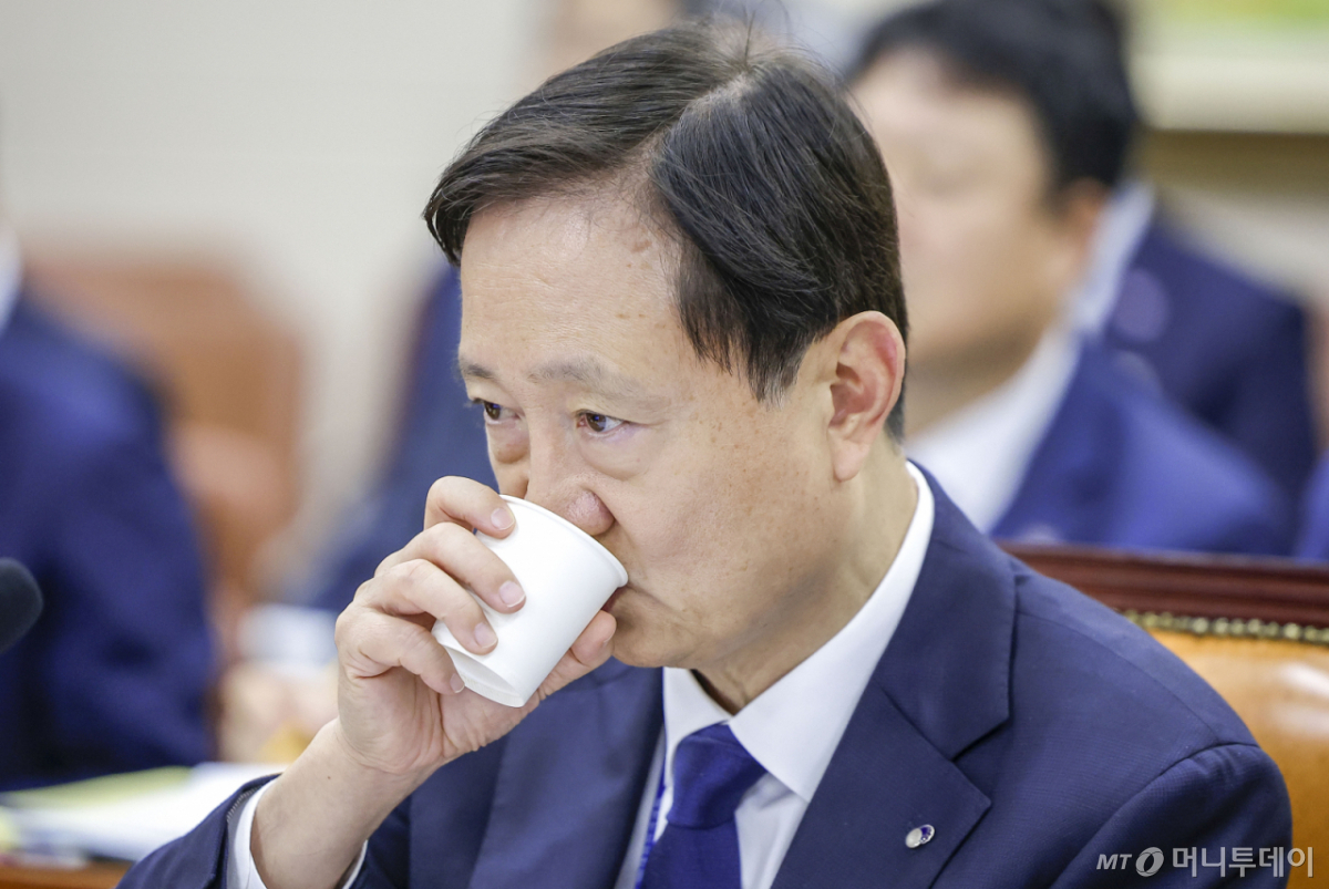 Lee Chan-jin, Chairman of the Financial Supervisory Service, drinks water during the National Assembly audit of the Financial Supervisory Service and other agencies by the Committee on Finance at the Seoul Yeouido National Assembly on the 19th. /Photo=NEWSIS