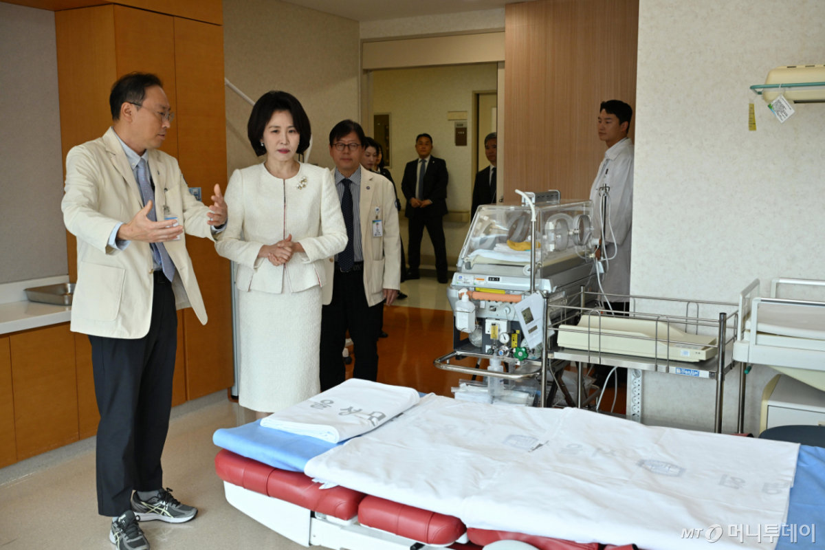 [서울=뉴시스] 김진아 기자 = 김혜경 여사가 19일 서울 서초구 서울성모병원 권역모자의료센터를 둘러보고 있다. (청와대통신사진기자단) 2026.10.19. bluesoda@newsis.com /사진=김진아