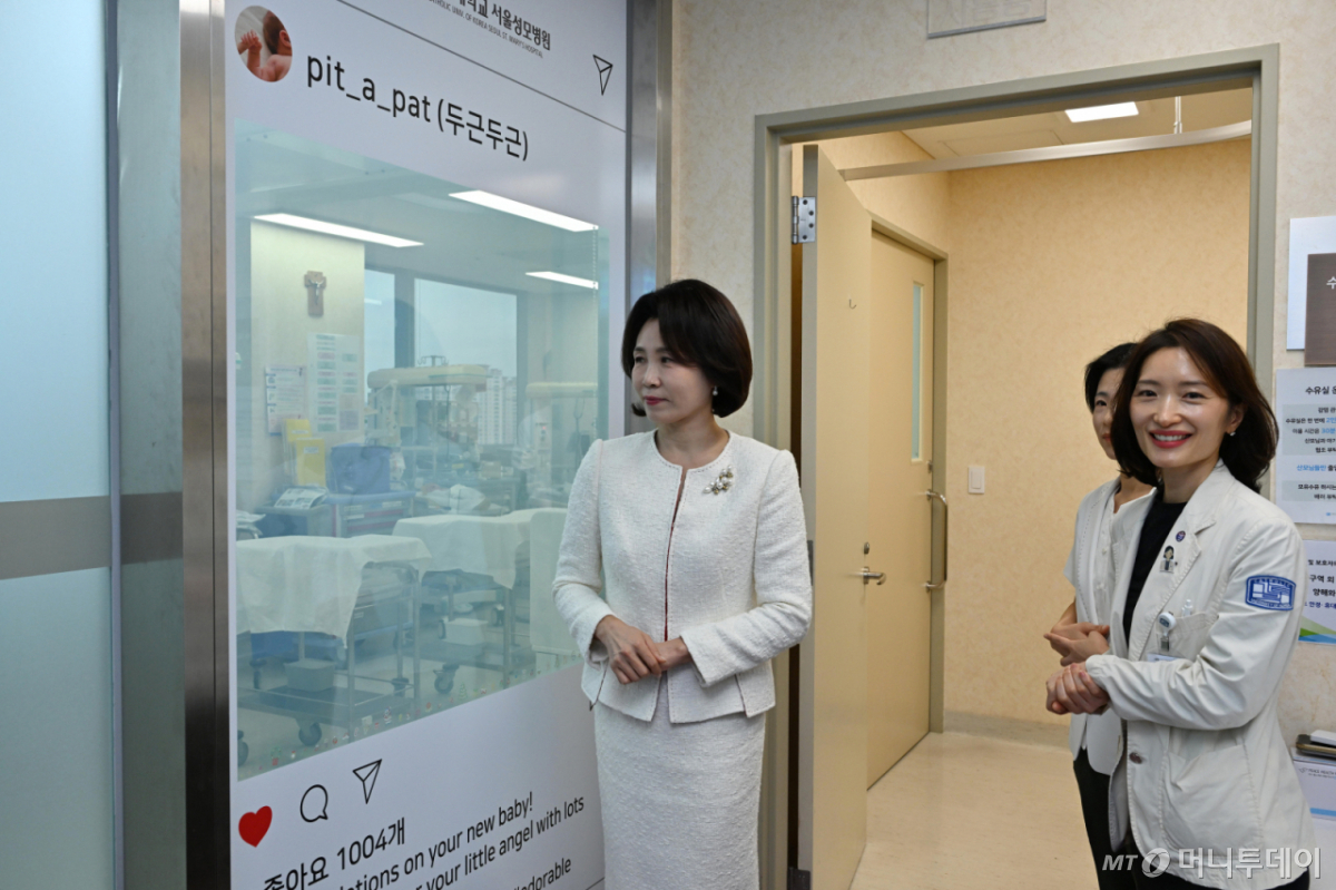 [서울=뉴시스] 김진아 기자 = 김혜경 여사가 19일 서울 서초구 서울성모병원 권역모자의료센터에서 신생아실을 둘러보고 있다. (청와대통신사진기자단) 2026.10.19. bluesoda@newsis.com /사진=김진아