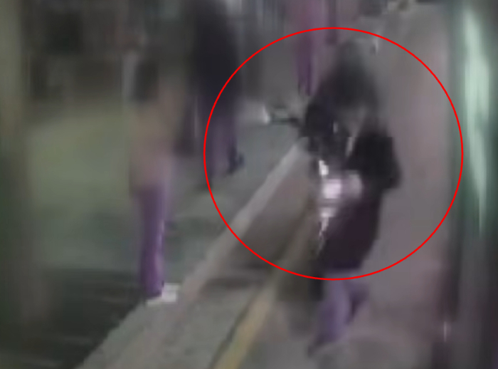 버스에서 내리다 오토바이에 치인 승객에게도 일부 과실이 있다는 법원의 화해권고결정이 나왔다. 승객은 자신의 과실을 인정할 수 없다며 이의를 제기했다. /사진=JTBC '사건반장'