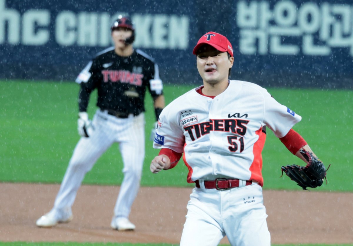 기아 마무리 전상현이 18일 광주 기아챔피언스필드에서 열린 2026 KBO리그 준플레이오프 KIA타이거즈와 LG트윈스 2차전 8회초 조상우에 이어 등판하고 있다. 2026.10.17. /사진=강영조 선임기자