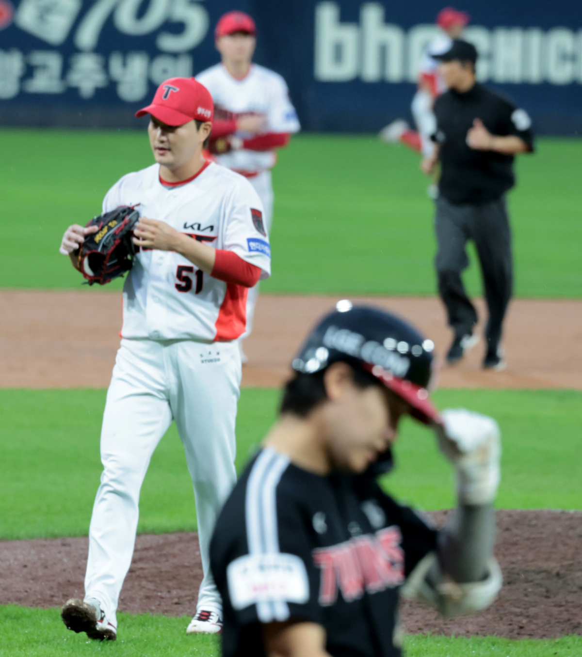 기아 마무리 전상현과 선수들이 18일 광주 기아챔피언스필드에서 열린 2026 KBO리그 준플레이오프 KIA타이거즈와 LG트윈스 2차전 9회초 수비를 마무리하며 승리를 지켜낸 후 자축하고 있다. 기아는 가을야구 2연승을 질주했다. 2026.10.17. /사진=강영조 선임기자