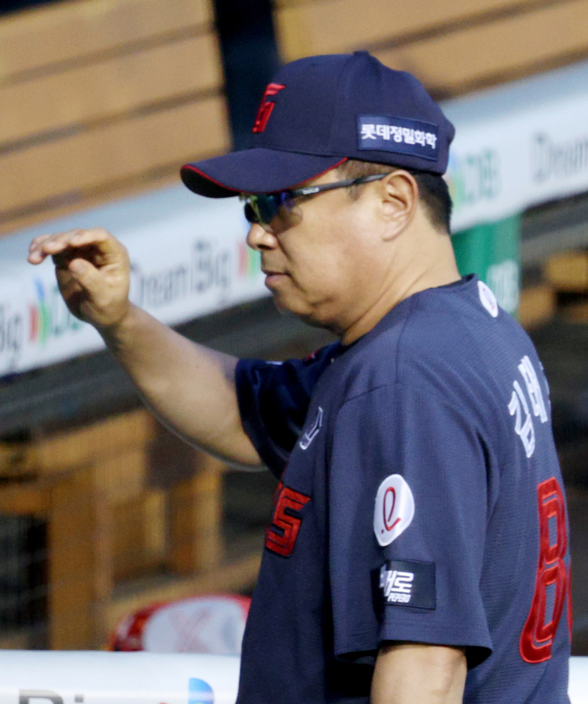 2026 신한 SOL KBO리그 두산 베어스 대 롯데 자이언츠 경기가 21일 서울 잠실야구장에서 열렸다.  롯데 김테형 감독이 선수들을 독려하고 있다. /사진=김진경 kim.jinkyung@