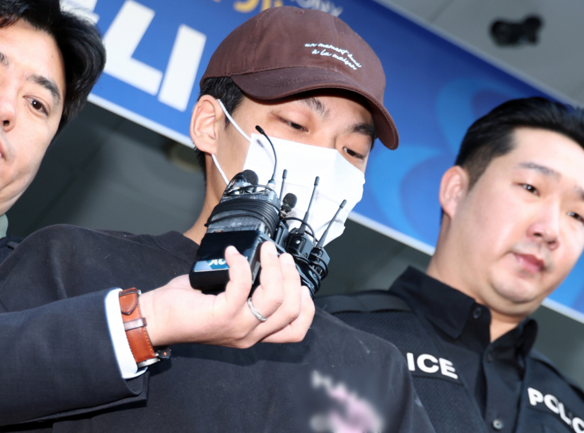 (서울=뉴스1) 최지환 기자 = 장모를 흉기로 찔러 숨지게 한 뒤 별거하던 부인을 납치해 달아난 혐의로 구속된 26살 남성 김성우가 20일 오전 서울 송파구 송파경찰서에서 공소청으로 송치되고 있다. 2026.10.20/뉴스1 Copyright © 뉴스1. All rights reserved. 무단 전재 및 재배포, AI학습 이용 금지. /사진=(서울=뉴스1) 최지환 기자