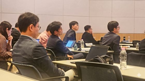 한국AI커뮤니케이션학회가 주최·주관한 ‘AI 시대, 인터넷 저널리즘의 패러다임 시프트와 지속 가능한 공론장의 미래‘ 세미나에서 참관객들이 발표자의 강연을 듣고 있다/사진=류준영 기자
