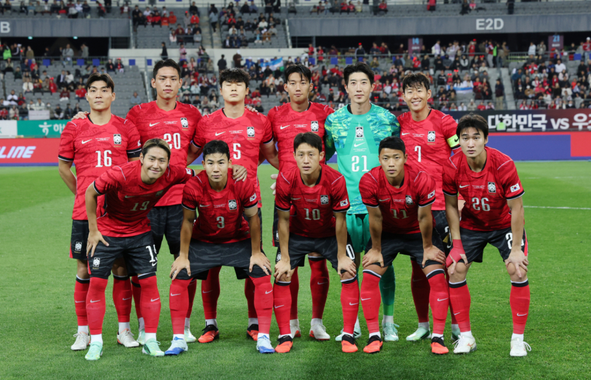 지난 6일 경기 용인시 처인구 용인미르스타디움에서 열린 축구 국가대표 평가전 대한민국과 우즈베키스탄의 경기 전 대한민국 선수들이 기념촬영을 하고 있다/사진=뉴스1