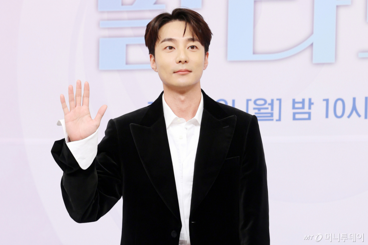가수 로이킴이 고등학교 시절 명품 시계를 욕심냈다가 어머니에게 맞은 사연을 공개했다. 사진은 가수 로이킴. /사진=김휘선 hwijpg@