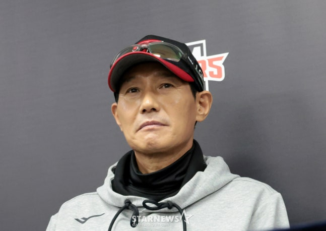 염경엽 LG 감독이 18일 준플레이오프 2차전을 앞두고 기자회견을 하고 있다. /사진=강영조 선임기자