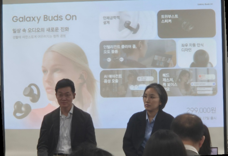Lee Myung-hwan, left, group leader of the Wearable Product Planning Group in the MX Business Division, and Nam Hyeon-jeong, a product manager, attend the 'Galaxy Buds On' launch briefing/Photo=Reporter Kim So-yeon